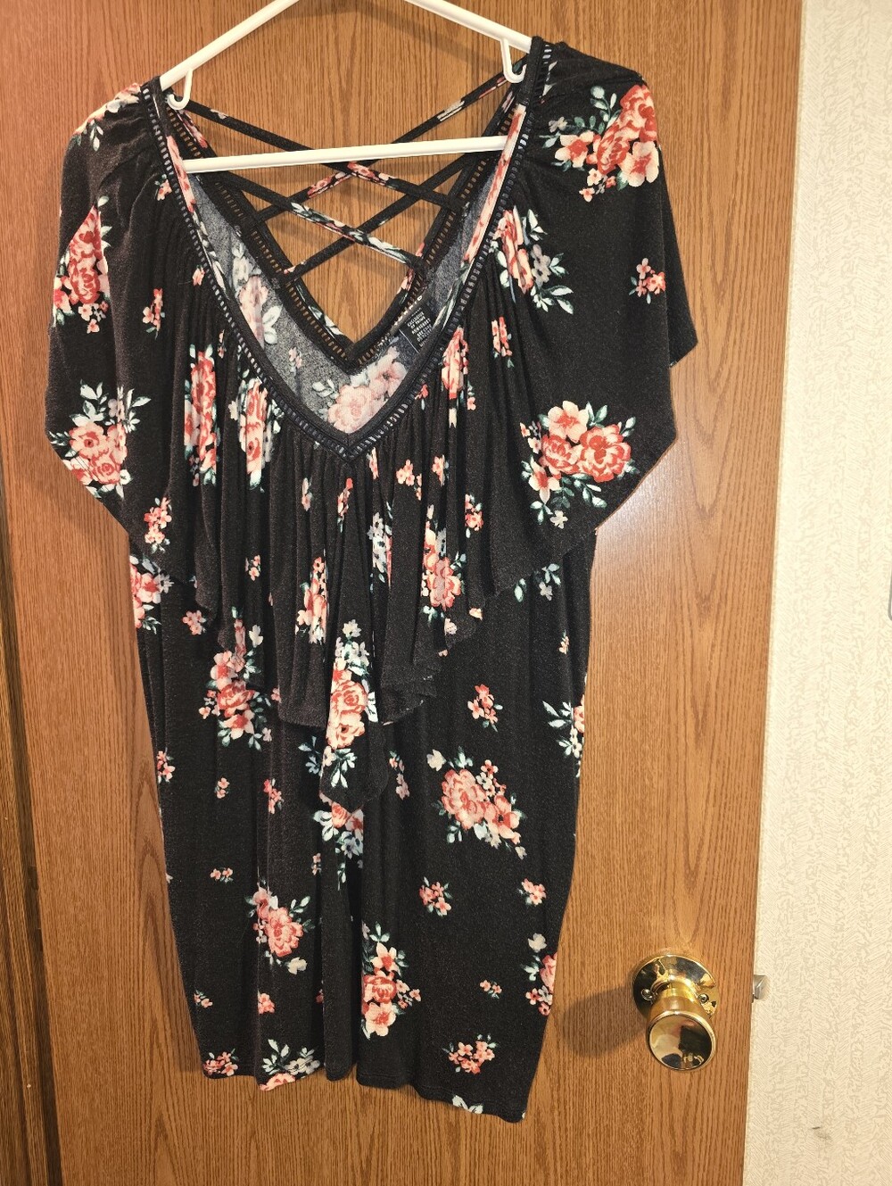 Torrid Size 1 Short Sleeve V-Neck Floral Top